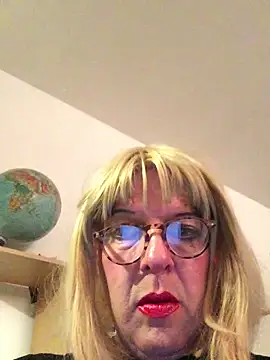 Snapshot of simone_xdressing chatting on 10/04/25, 11:36 simone xdressing online show from 10/04/25, 11:36