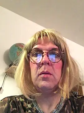 Snapshot of simone_xdressing chatting on 10/29/25, 07:59 simone xdressing online show from 10/29/25, 07:59