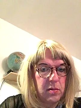 Snapshot of simone_xdressing chatting on 11/05/25, 07:58 simone xdressing online show from 11/05/25, 07:58