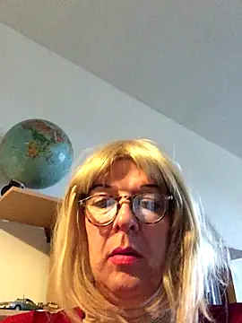 Snapshot of simone_xdressing chatting on 11/23/25, 02:28 simone xdressing online show from 11/23/25, 02:28