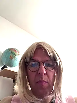 Snapshot of simone_xdressing chatting on 11/26/25, 02:18 simone xdressing online show from 11/26/25, 02:18