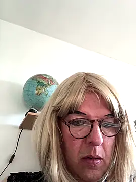 Snapshot of simone_xdressing chatting on 11/30/25, 10:08 simone xdressing online show from 11/30/25, 10:08