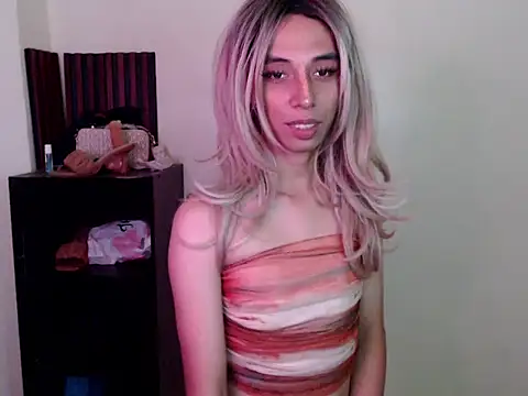 Snapshot of evelynfucker chatting on 11/12/25, 04:46 evelynfucker online show from 11/12/25, 04:46