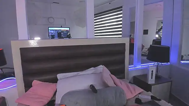 Snapshot of LaurenSpitz chatting on 12/02/25, 11:37 LaurenSpitz online show from 12/02/25, 11:37