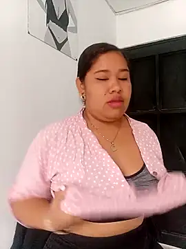 Snapshot of Sarahy- chatting on 11/11/25, 12:16 Sarahy- online show from 11/11/25, 12:16