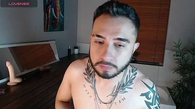 Snapshot of dave_wolff chatting on 12/16/25, 11:48 dave wolff online show from 12/16/25, 11:48