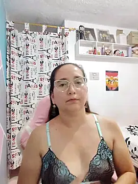 Snapshot of LaLey2702 chatting on 11/19/25, 01:38 LaLey2702 online show from 11/19/25, 01:38