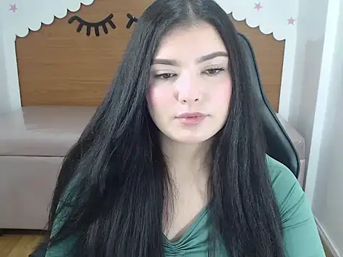 Snapshot of sarah_rouse_t_ chatting on 11/11/25, 03:23 sarah rouse t online show from 11/11/25, 03:23