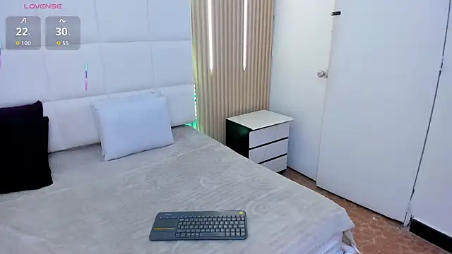 Snapshot of emilyandlea_ chatting on 01/09/26, 07:37 emilyandlea online show from 01/09/26, 07:37