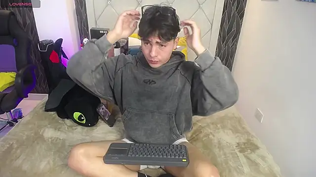 Samu FoXXX online show from 12/04/25, 08:39