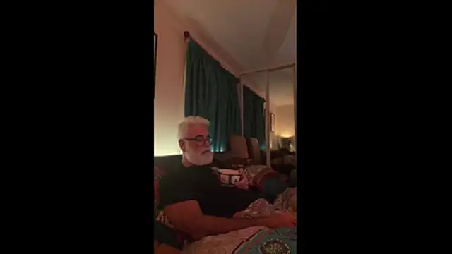 Snapshot of LeatherSdaddy chatting on 11/30/25, 11:31 LeatherSdaddy online show from 11/30/25, 11:31