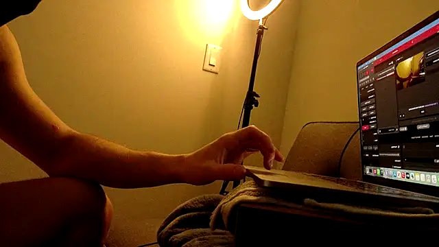 Snapshot of sculpteddesire chatting on 11/21/25, 07:23 sculpteddesire online show from 11/21/25, 07:23