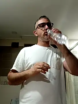 Snapshot of mipiacitanto93 chatting on 11/13/25, 04:00 mipiacitanto93 online show from 11/13/25, 04:00