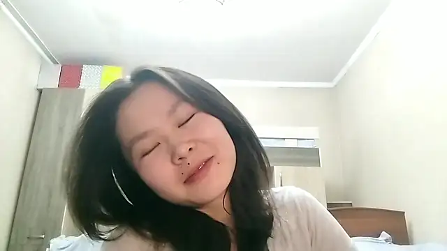 Snapshot of HuldaKye chatting on 11/21/25, 01:32 HuldaKye online show from 11/21/25, 01:32