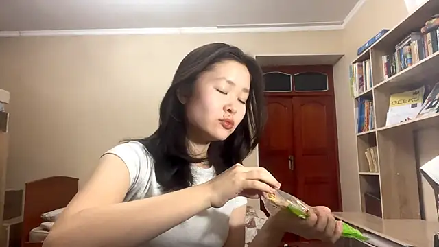 Snapshot of HuldaKye chatting on 01/15/26, 02:32 HuldaKye online show from 01/15/26, 02:32