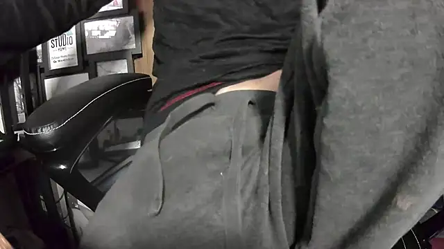 Snapshot of Chrisatmiami chatting on 11/19/25, 05:24 Chrisatmiami online show from 11/19/25, 05:24