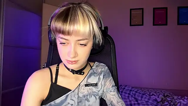 EmilySkyline online show from 11/22/25, 05:17