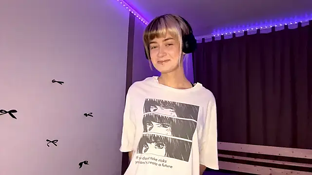 EmilySkyline online show from 11/24/25, 01:11