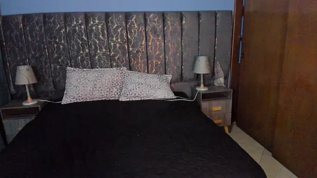 Snapshot of Atenea_Velle chatting on 12/22/25, 01:19 Atenea Velle online show from 12/22/25, 01:19