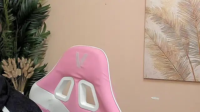 Snapshot of TawnyOkane chatting on 11/13/25, 09:41 TawnyOkane online show from 11/13/25, 09:41