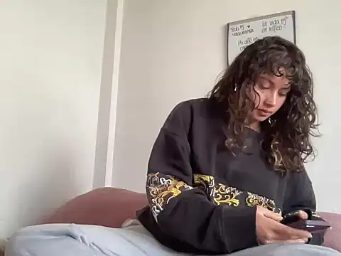 Snapshot of Dreana chatting on 12/15/25, 07:18 Dreana online show from 12/15/25, 07:18