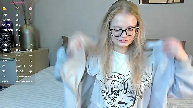 Snapshot of MicheleHonas chatting on 12/14/25, 05:40 MicheleHonas online show from 12/14/25, 05:40