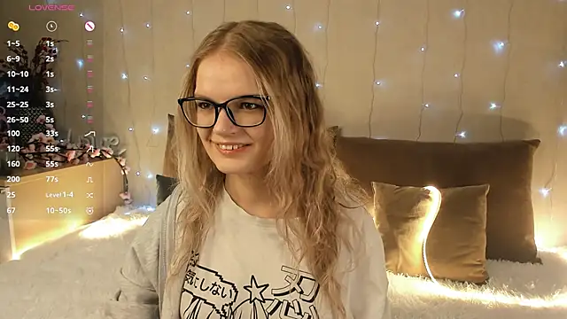 Snapshot of MicheleHonas chatting on 12/18/25, 05:41 MicheleHonas online show from 12/18/25, 05:41