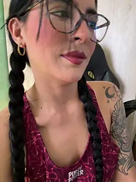 Snapshot of Cristal_Cerati_ chatting on 12/15/25, 04:44 Cristal Cerati online show from 12/15/25, 04:44