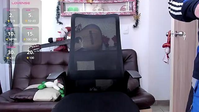 Snapshot of sarahhernandez chatting on 11/29/25, 02:20 sarahhernandez online show from 11/29/25, 02:20