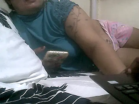 Snapshot of loriepinay46 chatting on 11/17/25, 02:01 loriepinay46 online show from 11/17/25, 02:01