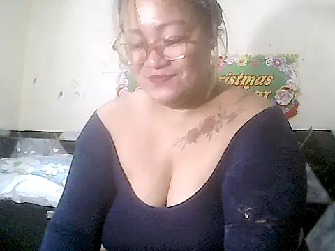 Snapshot of loriepinay46 chatting on 11/30/25, 12:53 loriepinay46 online show from 11/30/25, 12:53