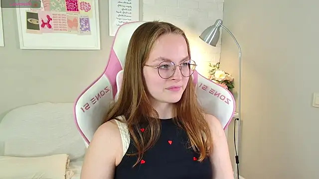 Snapshot of MadisonSmitt chatting on 11/12/25, 11:32 MadisonSmitt online show from 11/12/25, 11:32