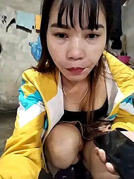 Snapshot of gugu0022 chatting on 11/27/25, 12:24 gugu0022 online show from 11/27/25, 12:24