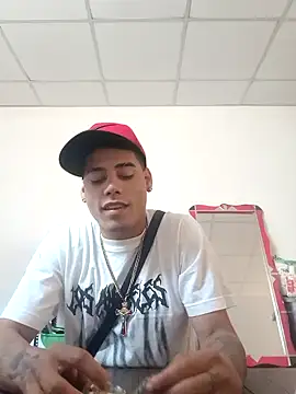 Snapshot of alienbich chatting on 11/12/25, 05:02 alienbich online show from 11/12/25, 05:02