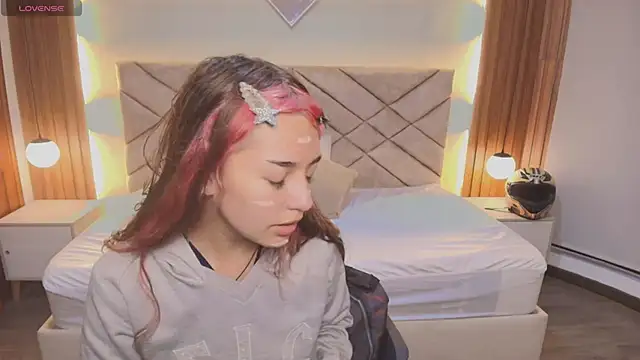 Laracooper  online show from 02/12/26, 09:21