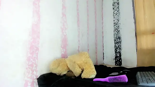 Ember Victiria online show from 11/22/25, 09:47