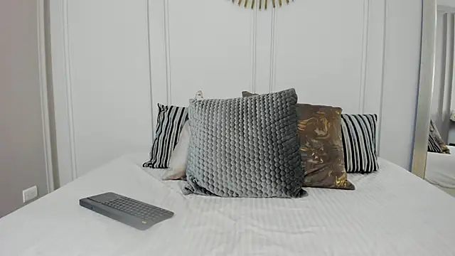 Mia-Kendall online show from 11/29/25, 07:39