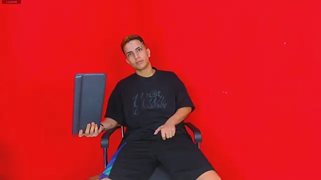 Snapshot of Kevin_Erotic chatting on 11/13/25, 12:20 Kevin Erotic online show from 11/13/25, 12:20