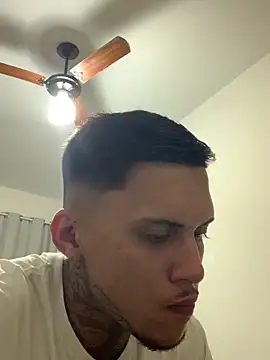 Snapshot of Ryanzl017 chatting on 12/18/25, 10:38 Ryanzl017 online show from 12/18/25, 10:38