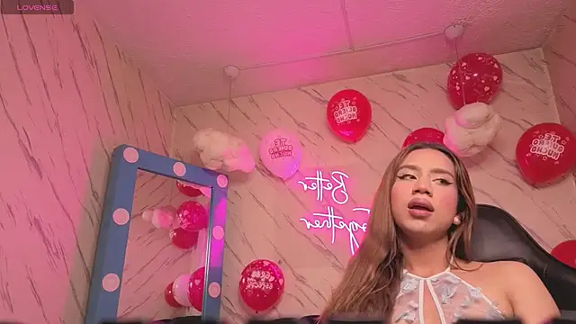 Snapshot of Evy_Luxx_v chatting on 11/14/25, 04:44 Evy Luxx v online show from 11/14/25, 04:44