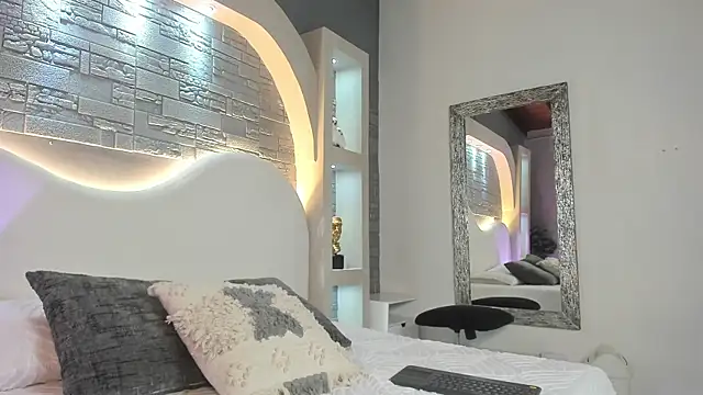 Valentino moretti online show from 01/08/26, 01:13