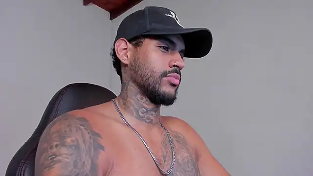 LuigiVitale 1 online show from 12/15/25, 05:12