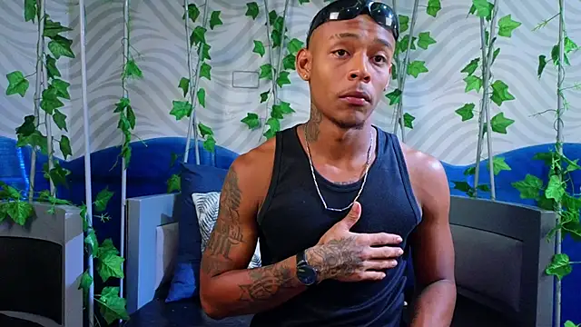 Snapshot of xander_molina chatting on 11/16/25, 03:34 xander molina online show from 11/16/25, 03:34