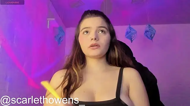 Snapshot of scarlethowens1 chatting on 12/16/25, 06:29 scarlethowens1 online show from 12/16/25, 06:29