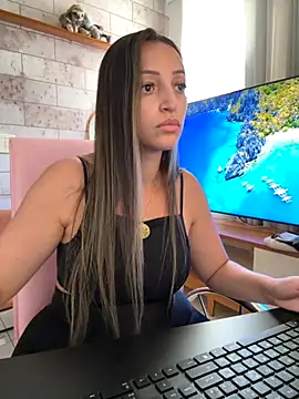 Snapshot of BelleRune chatting on 09/18/25, 01:24 BelleRune online show from 09/18/25, 01:24