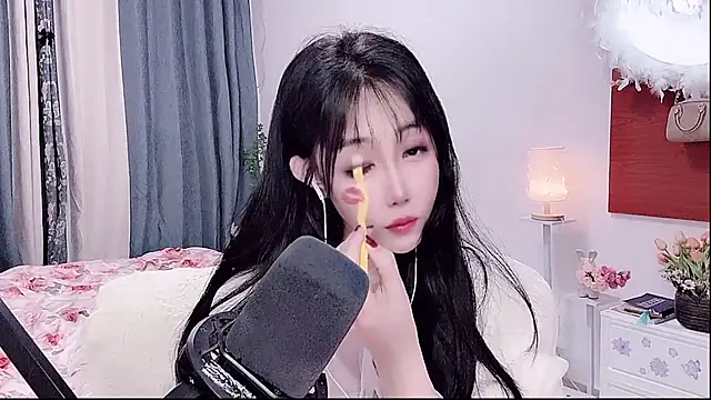 Laura 520 online show from 05/26/26, 01:07