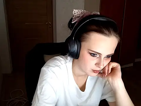 LouiseMarengo online show from 11/25/25, 05:02