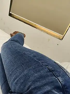 Snapshot of priya2505 chatting on 11/25/25, 08:14 priya2505 online show from 11/25/25, 08:14