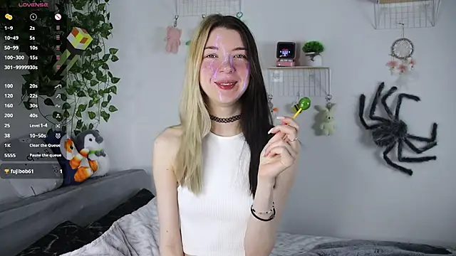 Snapshot of Emmie_shy chatting on 11/19/25, 11:10 Emmie shy online show from 11/19/25, 11:10