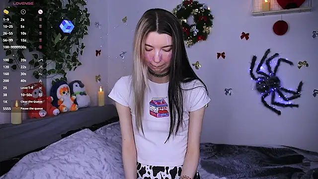 Snapshot of Emmie_shy chatting on 12/20/25, 01:07 Emmie shy online show from 12/20/25, 01:07